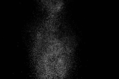 Siyah arkaplanda soyut su sıçramaları.