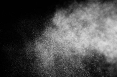 Siyah arka plan üzerine beyaz parçacıkların hareket dondurmak. 