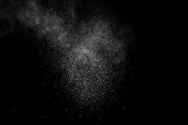 Siyah arkaplanda soyut su sıçramaları.