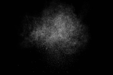 Siyah arkaplanda soyut su sıçramaları.