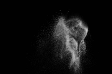 Siyah arka plan üzerine beyaz parçacıkların hareket dondurmak. 