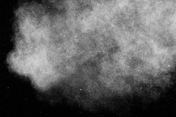 Siyah arka plan üzerine beyaz parçacıkların hareket dondurmak. 