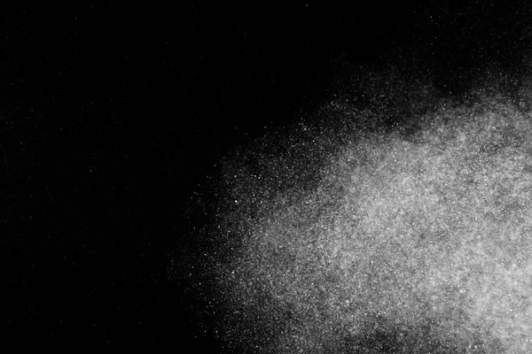 Siyah arka plan üzerine beyaz parçacıkların hareket dondurmak. 