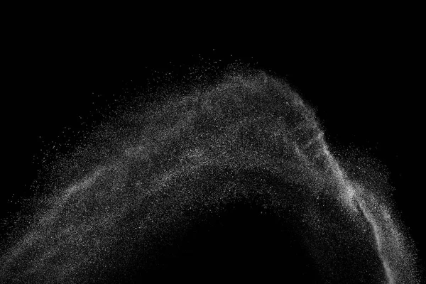 Замораживание движения белых частиц на черном фоне . — стоковое фото