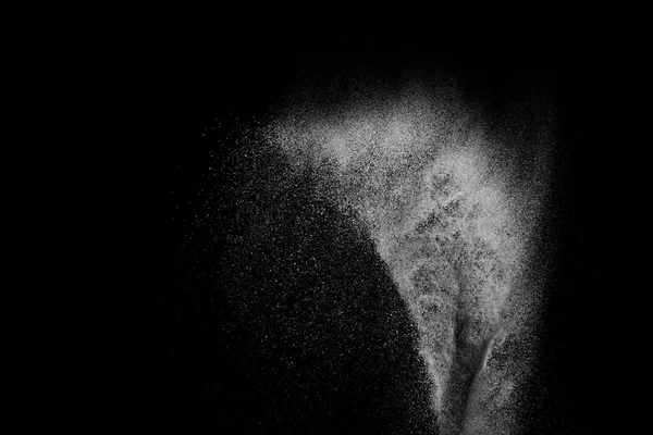 Siyah arka plan üzerine beyaz parçacıkların hareket dondurmak. 