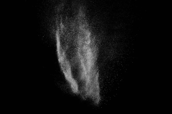 Siyah arka plan üzerine beyaz parçacıkların hareket dondurmak. 