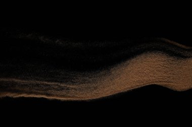 Kumlu dalga siyah arka plan üzerine izole. 