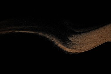 Kumlu dalga siyah arka plan üzerine izole. 