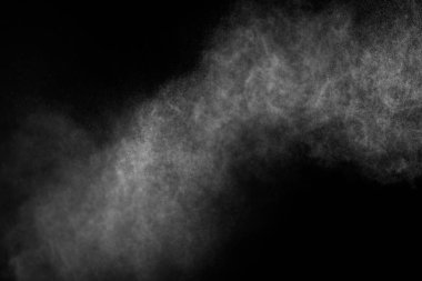 Siyah arkaplanda soyut su sıçramaları.