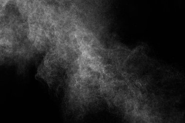 Siyah arkaplanda soyut su sıçramaları.