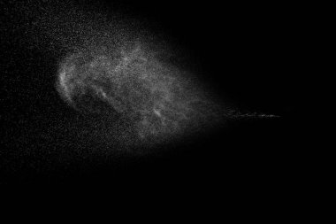 Siyah arkaplanda soyut su sıçramaları.