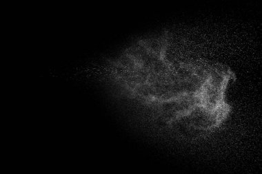 Siyah arkaplanda soyut su sıçramaları.