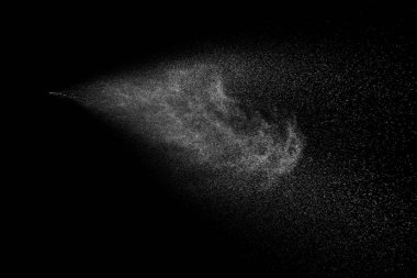 Siyah arkaplanda soyut su sıçramaları.