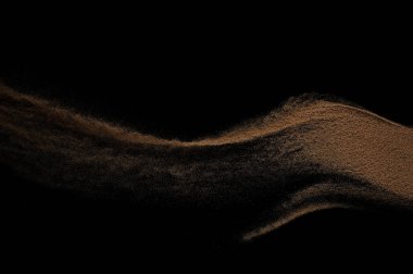 Kumlu dalga siyah arka plan üzerine izole. 