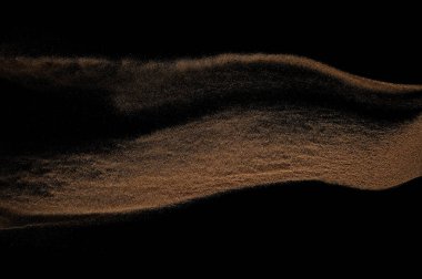 Kumlu dalga siyah arka plan üzerine izole. 