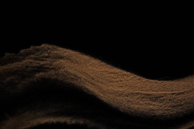 Kumlu dalga siyah arka plan üzerine izole. 