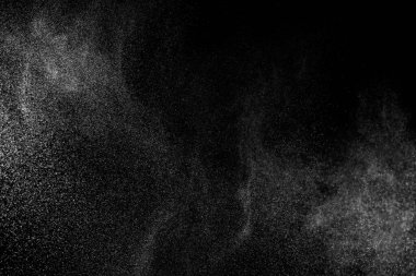 Siyah arka planda soyut su sıçramaları. Beyaz parçacıkların hareketlerini dondur. Yağmur, kar örtüsü dokusu.