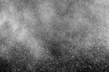 Siyah arka planda soyut su sıçramaları. Soyut su püskürtüsü. Soyut yağmur. Duş suyu damlaları. soyut doku.