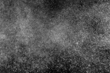 Siyah arka planda soyut su sıçramaları. Soyut su püskürtüsü. Soyut yağmur. Duş suyu damlaları. soyut doku.