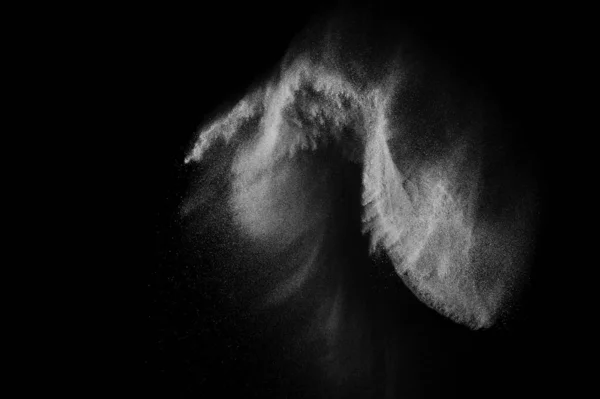 白色颗粒在黑色背景上的冻结运动 粉末爆炸 灰尘覆盖纹理 — 图库照片