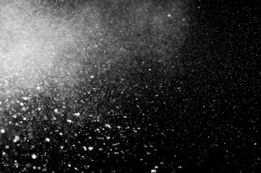 Siyah arkaplanda soyut su sıçramaları