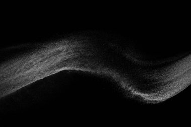 Siyah zemin üzerindeki beyaz parçacıkların hareketlerini dondur. Barut patlaması. Soyut toz tabakası dokusu.