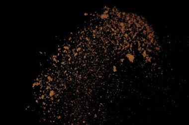 Toprak patlaması siyah arka planda izole edildi. Kahverengi zemin soyut bulutu.