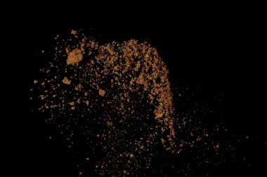 Toprak patlaması siyah arka planda izole edildi. Kahverengi zemin soyut bulutu.