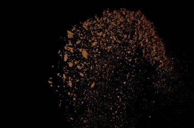 Toprak patlaması siyah arka planda izole edildi. Kahverengi zemin soyut bulutu.