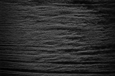 Siyah zemin üzerindeki beyaz parçacıkların hareketlerini dondur. Barut patlaması. Soyut toz tabakası dokusu.