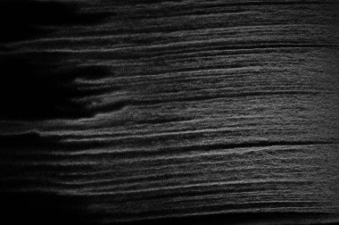 Siyah zemin üzerindeki beyaz parçacıkların hareketlerini dondur. Barut patlaması. Soyut toz tabakası dokusu.