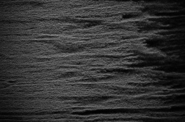 Siyah zemin üzerindeki beyaz parçacıkların hareketlerini dondur. Barut patlaması. Soyut toz tabakası dokusu.