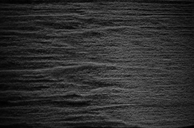 Siyah zemin üzerindeki beyaz parçacıkların hareketlerini dondur. Barut patlaması. Soyut toz tabakası dokusu.