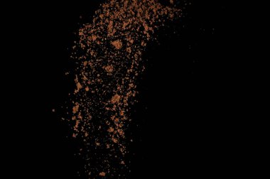 Toprak patlaması siyah arka planda izole edildi. Kahverengi zemin soyut bulutu.