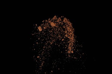 Toprak patlaması siyah arka planda izole edildi. Kahverengi zemin soyut bulutu.