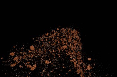 Toprak patlaması siyah arka planda izole edildi. Kahverengi zemin soyut bulutu.