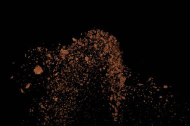 Toprak patlaması siyah arka planda izole edildi. Kahverengi zemin soyut bulutu.