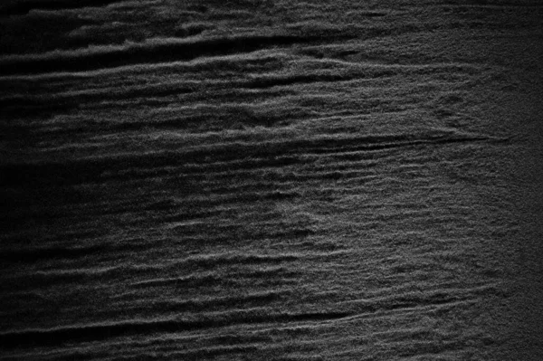 Siyah zemin üzerindeki beyaz parçacıkların hareketlerini dondur. Barut patlaması. Soyut toz tabakası dokusu.