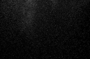 Siyah arka planda soyut su sıçramaları. Soyut su püskürtüsü. Soyut yağmur. Duş suyu damlaları. soyut doku.