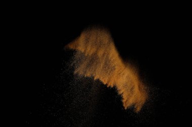 Kumsal patlaması siyah arka planda izole edildi. Soyut kum bulutu.