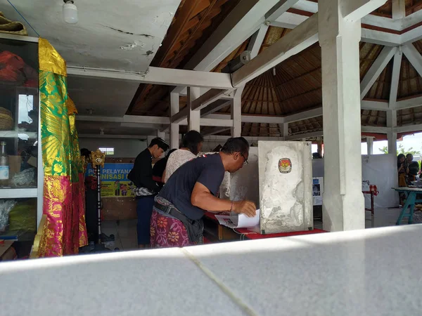BALI / INDONÉSIA-ABRIL 17 2019: O povo balinês vota no presidente e no parlamento 2019. Eles vão às urnas usando roupas tradicionais balinesas. — Fotografia de Stock