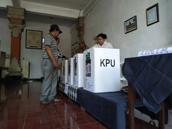 Bali/Indonésie – Duben 17 2019: lidé v balijském hlasování volí prezidenta a Parlament 2019. Jdou do volebních místností používajících tradiční balijské oděvy — Stock fotografie