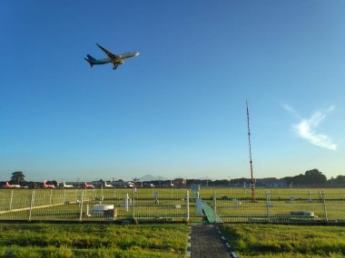 Denpasar/Bali-4 Mayıs 2019: Garuda Havayolları'nın havaaldığı gün, Ngurah Rai Bali Uluslararası Havaalanı'ndaki meteoroloji sahası