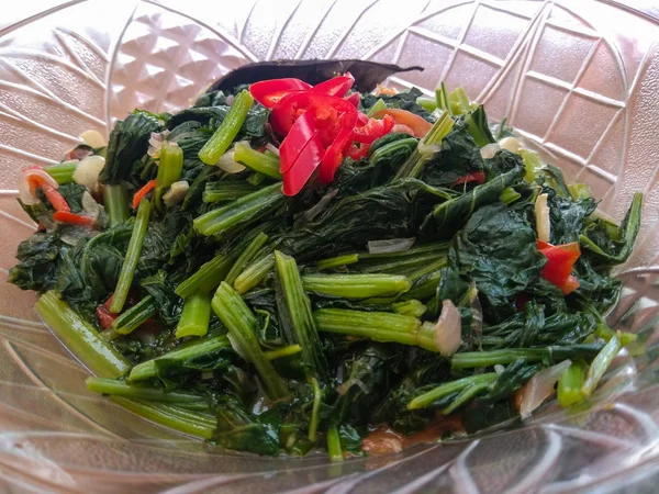 Nourriture maison moutarde verte légumes ou tumis sayur sawi avec une tranche de garniture de chili rouge — Photo