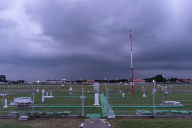 Badung/Bali-07 Aralık 2017: Ngurah Rai Airport Bali'de meteorolojik bahçe bulut kümülonimbus ve kümüls ve yağmurla dolu gökyüzü yakınında meydana geldiğinde.