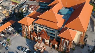 Badung geleneksel pazarının havadan görünüşü Denpasar. Birkaç yıl önce yandıktan sonra yeni bir bina. Bu binanın balina stili mimarisi var.