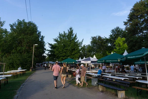 TUBINGEN / NĚMECKO: 31. června 2018: Přírodní chodec po městě Tubingen v době, kdy se koná festival potravin a jsou instalovány lavičky, slunečníky, jako v evropských kavárnách — Stock fotografie