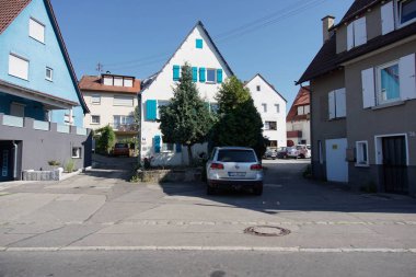 Tubingen/Almanya-31 Temmuz 2018: Tubingen şehri çevresindeki ev binaları ve yollar. Bazı binalar hala klasik Avrupa mimarisi korumak bakmak