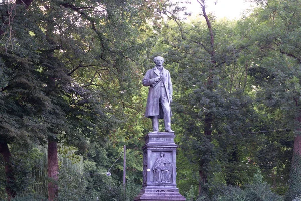 Tubingen/Almanya-31 Temmuz 2018: Tubingen'de Uhlanddenkmal adlı bir heykel Anlagen parkının yakınında