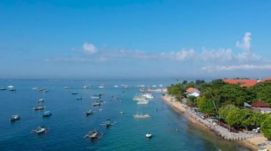 Sanur Plajı, Bali inanılmaz bir havadan görünümü. Plajın şekli benzersizdir ve deniz suyu açıktır ve plaja bağlı birçok geleneksel tekne vardır